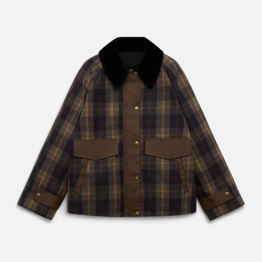 Kobieta w kurtce w kratę z kołnierzem ze sztucznego futra